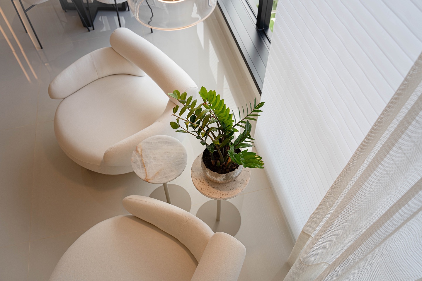 Ambiente com cortinas e persianas Persol criando um verdadeiro universo no projeto
