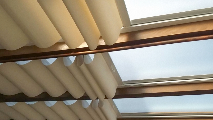 Toldos x Cortinas de teto: quais são as diferenças de aplicações para os produtos?