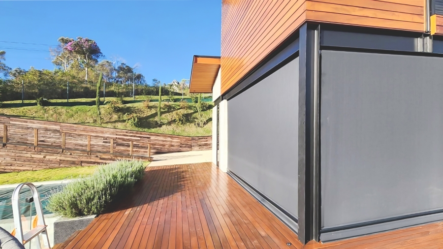 Quais as diferenças entre toldos verticais e cortinas rolô?