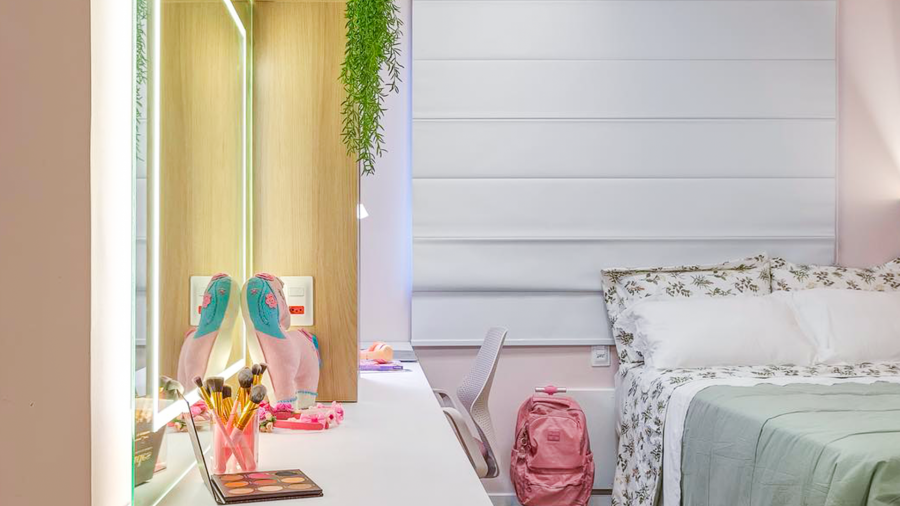 Cortinas romanas e rolôs são a aposta certa para compor ambientes com decoração romântica