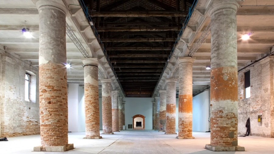 Design, arquitetura e experiência: o olhar da Bienal de Veneza que inspira interiores