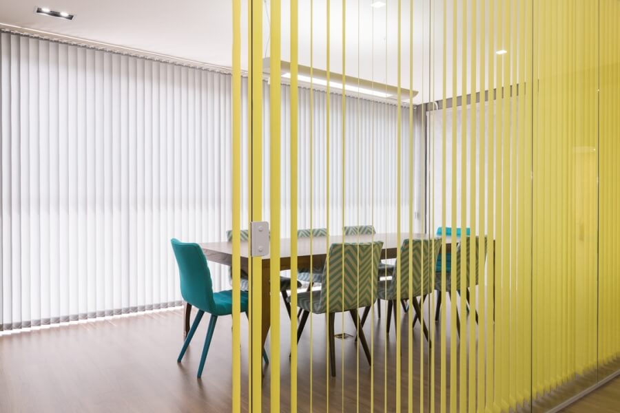 Como escolher a persiana certa para sua sala? Dicas para você se inspirar!