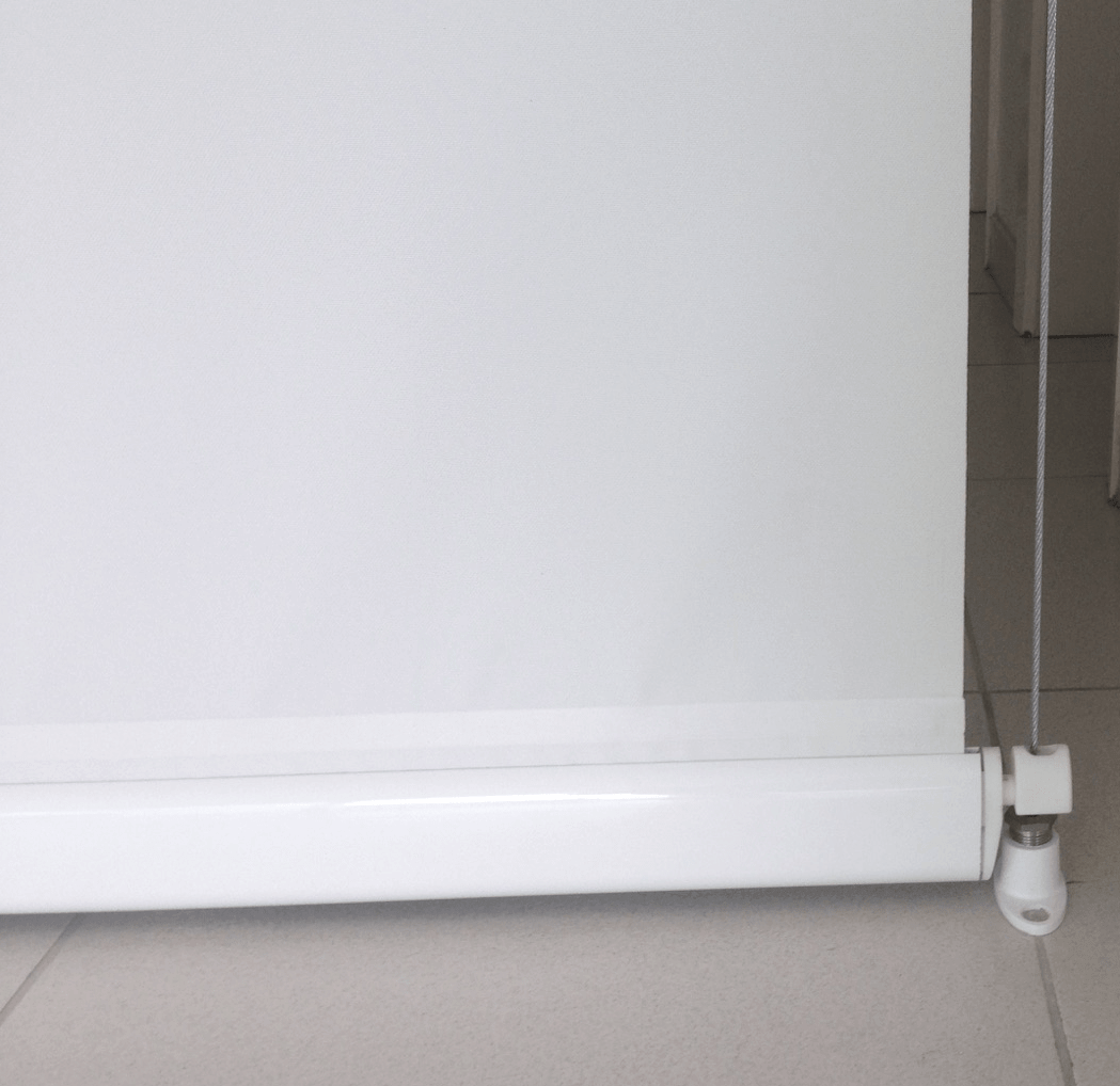 Toldo retrátil vertical é opção prática para ambientes