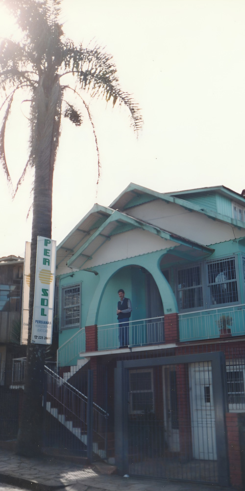 1993: <p>Funda&ccedil;&atilde;o da Persol Persianas com a produ&ccedil;&atilde;o de persianas verticais.</p>
