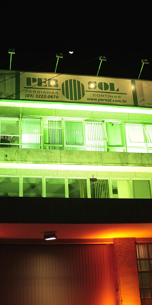 2003: <p>Inauguramos nossa primeira filial em Porto Alegre. O que come&ccedil;ou como uma distribuidora, logo incluiu a produ&ccedil;&atilde;o de Cortinas Rol&ocirc; e Romana.</p>
